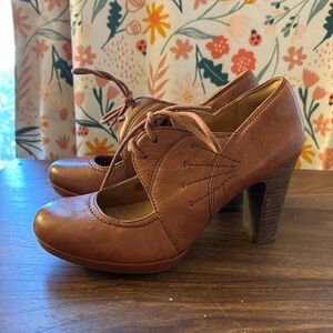 Clarks Women's Flyrt Dally Dress Pump Brown Leather Oxford Cross Stitch 8.5 M